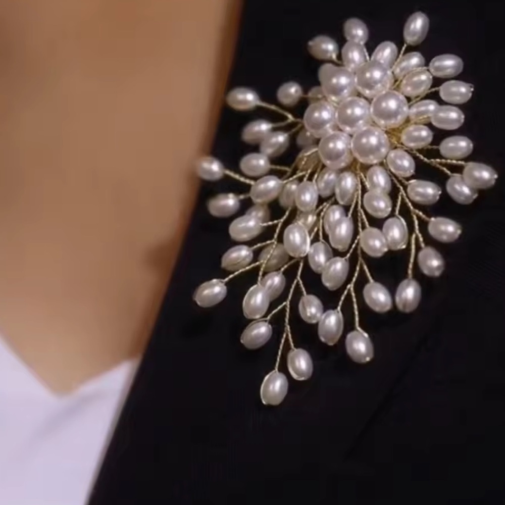 Vintage Gold Elegant Pearl Brooch